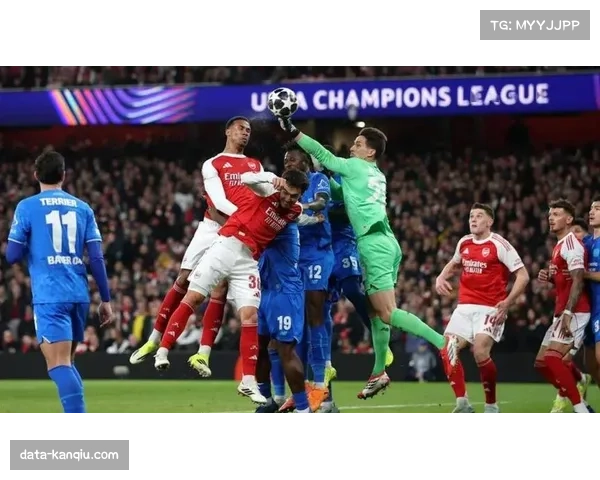 现场：勒沃库森球迷展示巨幅TIFO致敬球队赛季表现